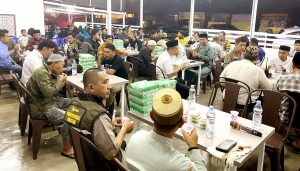 Kanit Cegah Densus 88 AT Satgaswil Sulsel Bersama Ratusan Eks napiter beserta keluarga yang tergabung dalam Yayasan Rumah Moderasi Makassar melakukan buka puasa bersama