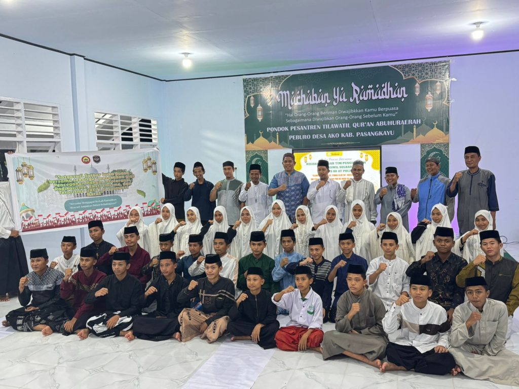 Tim Pencegahan Satgaswil Sulawesi Barat Densus 88 AT Polri bersama Kementerian Agama Kabupaten Pasangkayu, pimpinan pesantren, tokoh agama, dan para santri Pondok Pesantren Abu Hurairah berfoto bersama usai kegiatan buka puasa bersama dan sosialisasi pencegahan paham Intoleransi, Radikalisme, Ekstremisme, dan Terorisme (IRET) di Pasangkayu,