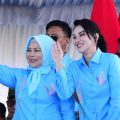 Tampil Anggun dengan Karawo Biru, Idah Syahidah dan Sherly Tjoanda Hadiri Puncak PENAS XVII di Gorontalo